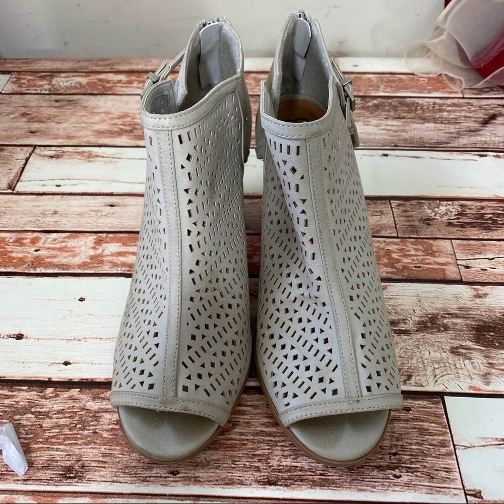 Daisy Fuentes WesleyPeep-toe ankle bootie Size 12